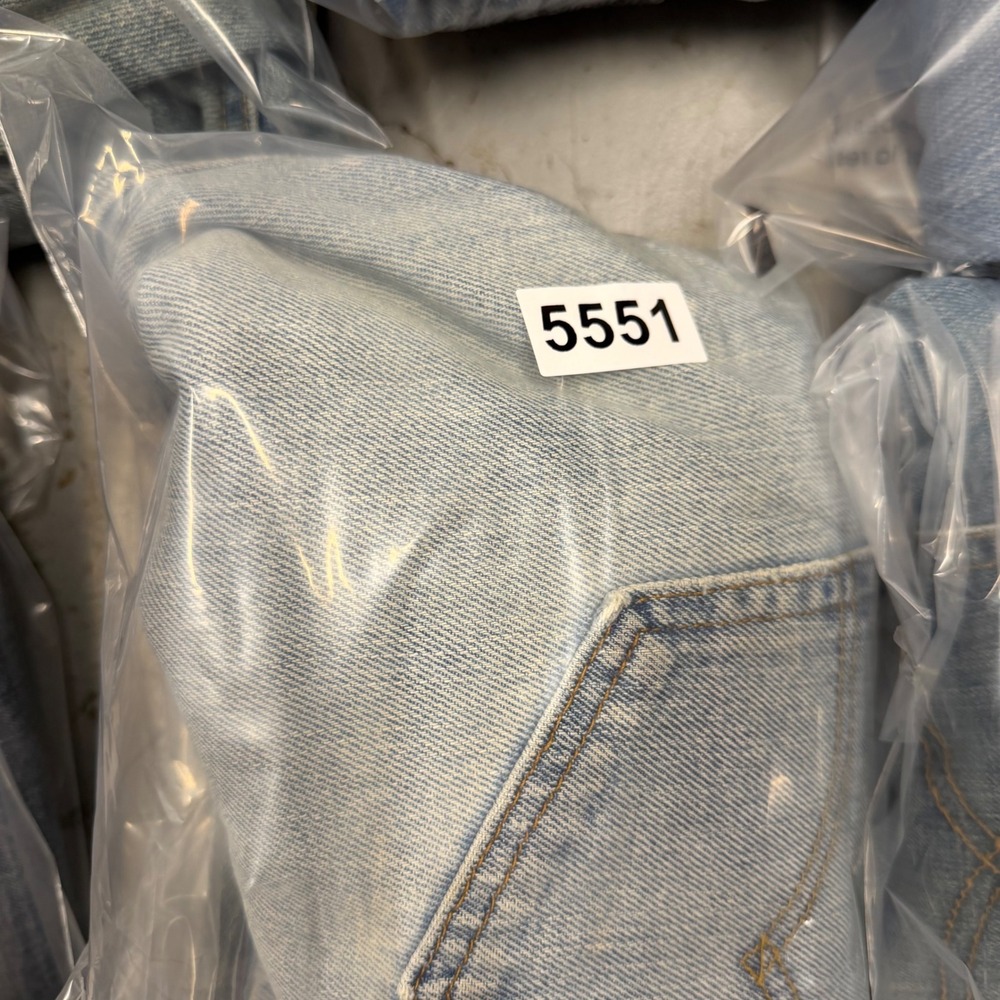 Vintage Levis 550 Relaxed Fit Light Wash Blue Denim Jeans Mens 39x28.5 - Picture 7 of 7